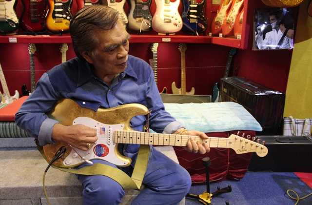 Hebat! Pria Indonesia ini Koleksi Gitar Fender Sampai Ratusan Buah